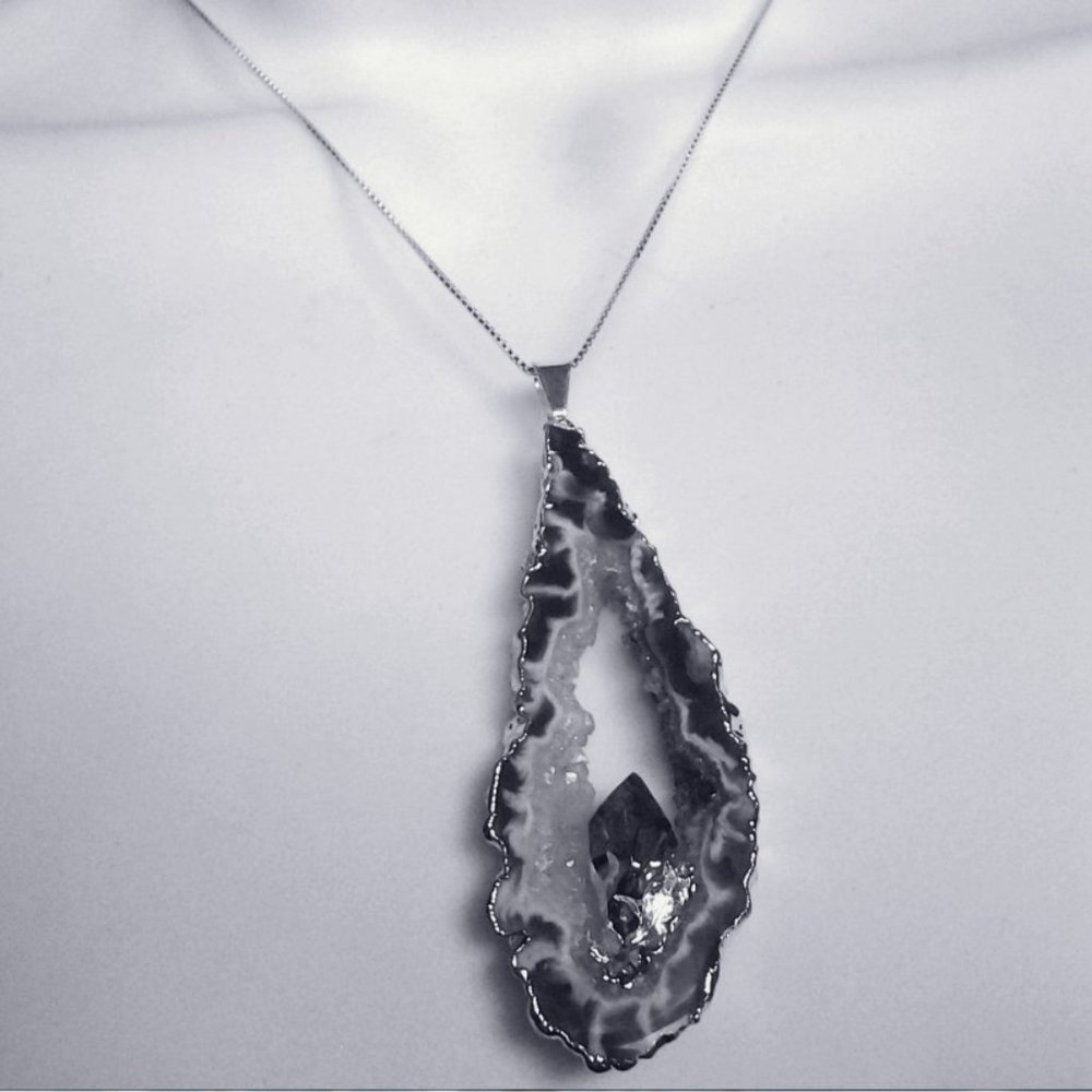 AGATE SLICE PENDANT NECKLACE - Picture 3 of 4